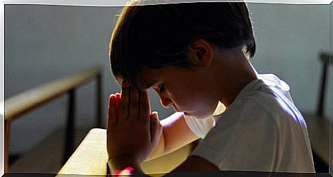 Child prays to god