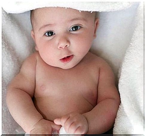 Baby's clothes and bath towels should be washed regularly and separately to avoid skin reactions