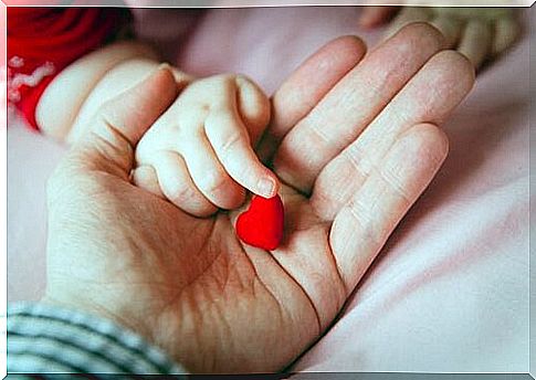 Baby's blood group - Baby's blood group baby-holds-heart