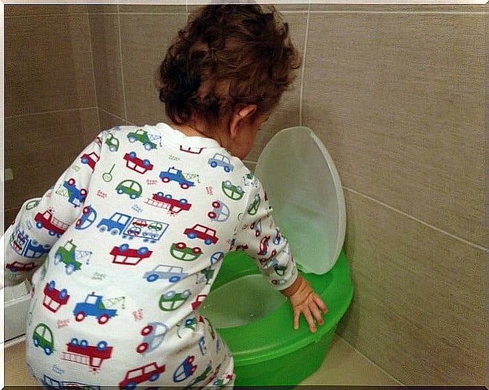 Child practices nappy weaning with the potty