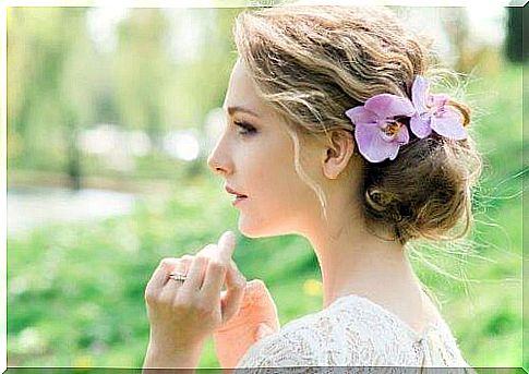 Hair accessories with flowers: romantic look for the bride