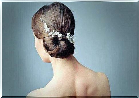 It is possible to combine hair accessories with flowers and a veil