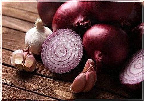 Garlic and onions create an unpleasant body odor