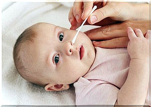 Nasal hygiene in babies - with Qtip