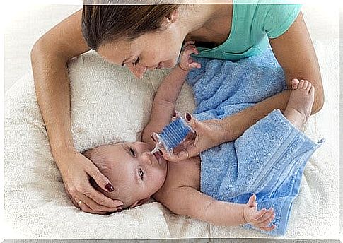 Nasal hygiene in babies - with a syringe