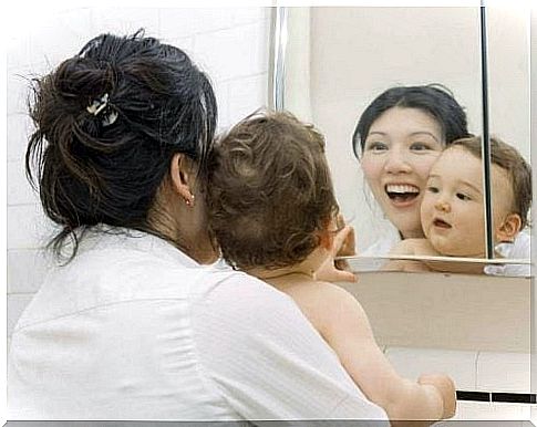 Baby to play in front of the mirror - Baby_to_play_in front of the mirror-3