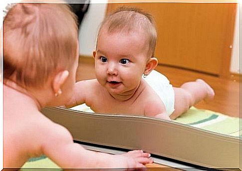 Baby to play in front of the mirror - To_play baby in front of the mirror