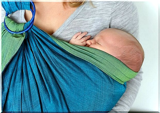 Baby sling: practical and healthy