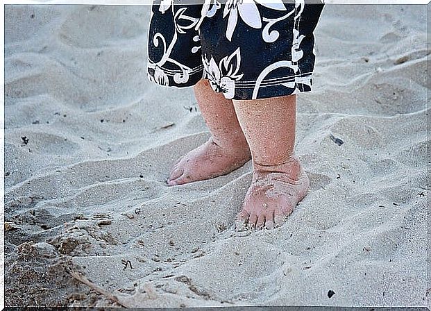 Walking barefoot on the beach for children creates a feeling of satisfaction.