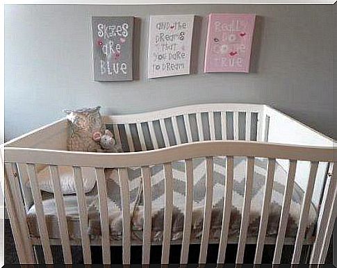 When decorating the baby room, you can decorate a wall with a special design